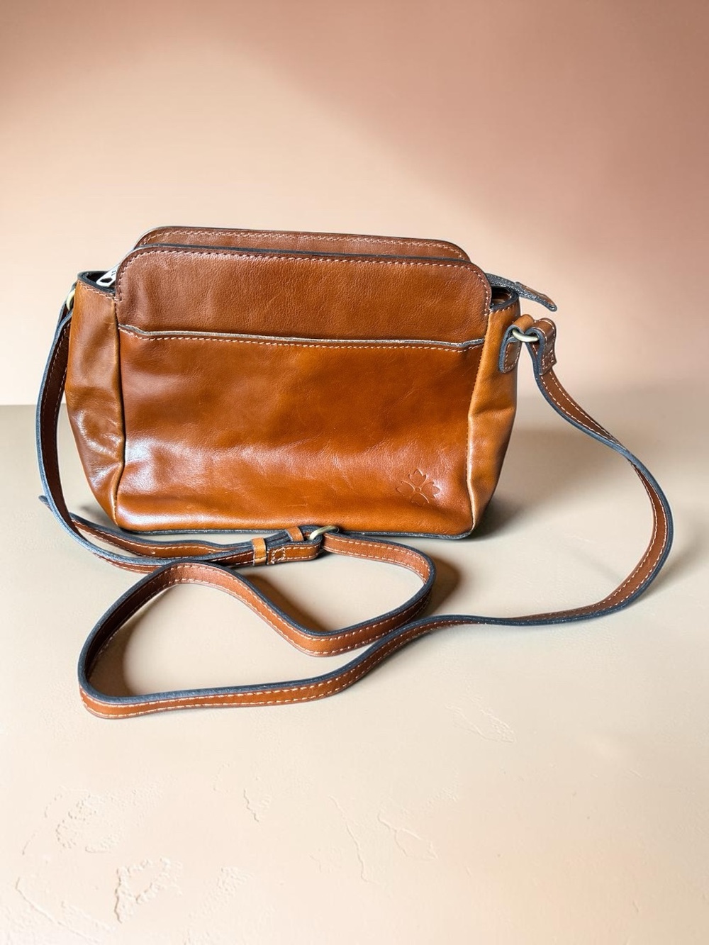 Patricia Nash Ithaca Crossbody
Cognac full grain vintage distressed leather bag